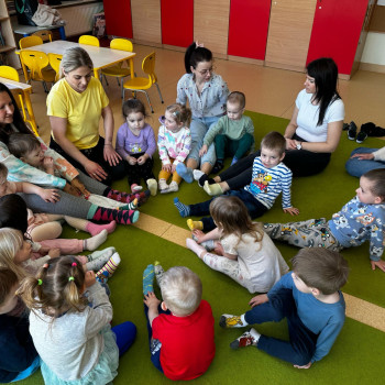 Dzieci siedzące w kółku w skarpetkach nie do pary