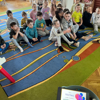 Dzieci oglądają film edukacyjny