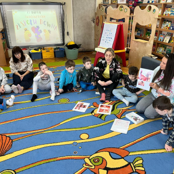 Dzieci siedzące w kółku podczas zabawy edukacyjnej
