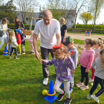 Dzieci podczas zabawy na zewnątrz