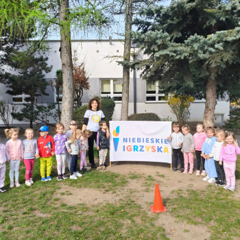 Dzieci podczas zabawy na zewnątrz