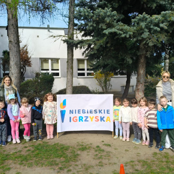 Dzieci podczas zabawy na zewnątrz