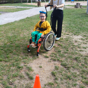 Dzieci podczas zabawy na zewnątrz