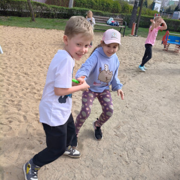 Dzieci podczas zabawy na zewnątrz