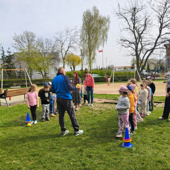 Dzieci podczas zabawy na zewnątrz