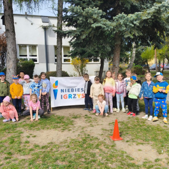 Dzieci podczas zabawy na zewnątrz