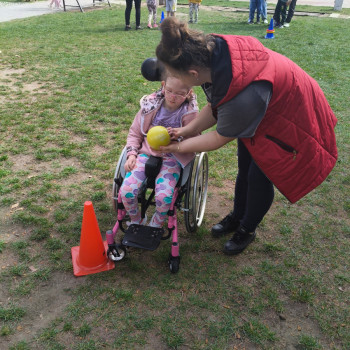 Dzieci podczas zabawy na zewnątrz