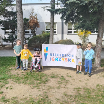 Dzieci podczas zabawy na zewnątrz