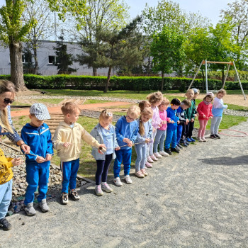 Dzieci podczas zabawy na zewnątrz
