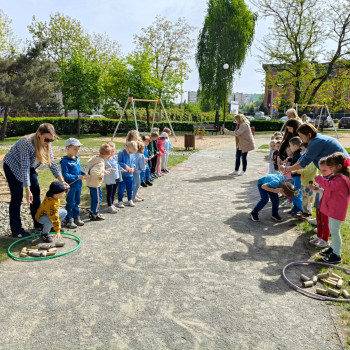 Dzieci podczas zabawy na zewnątrz