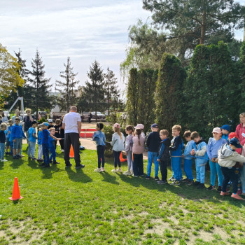 Dzieci podczas zabawy na zewnątrz