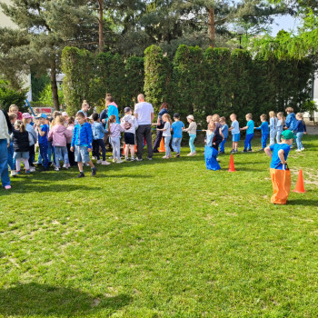 Dzieci podczas zabawy na zewnątrz