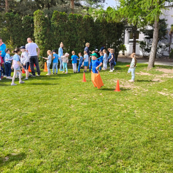 Dzieci podczas zabawy na zewnątrz
