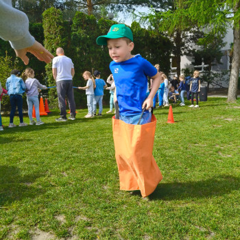 Dzieci podczas zabawy na zewnątrz