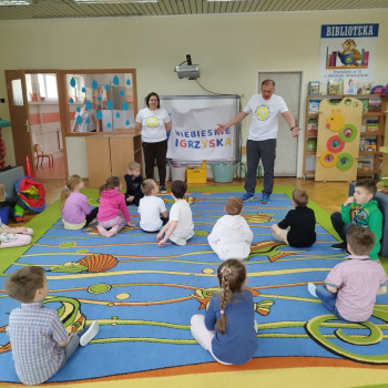 Dzieci podczas zabawy na sali