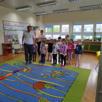 Dzieci podczas zabawy na sali