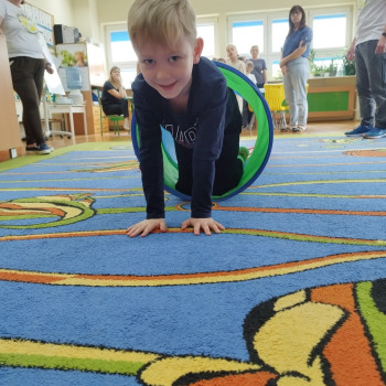 Dzieci podczas zabawy na sali