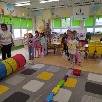 Dzieci podczas zabawy na sali