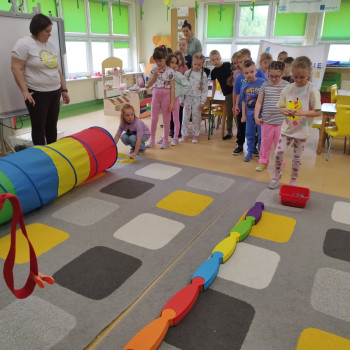 Dzieci podczas zabawy na sali