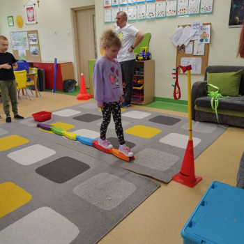 Dzieci podczas zabawy na sali