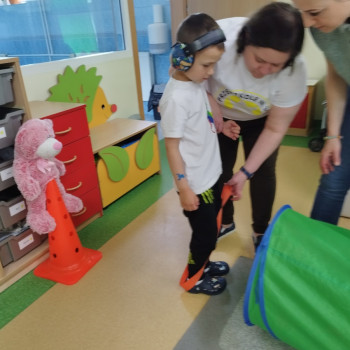 Dzieci podczas zabawy na sali