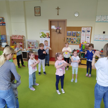 Dzieci podczas zabawy na sali