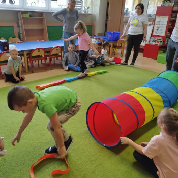 Dzieci podczas zabawy na sali