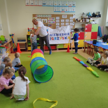 Dzieci podczas zabawy na sali