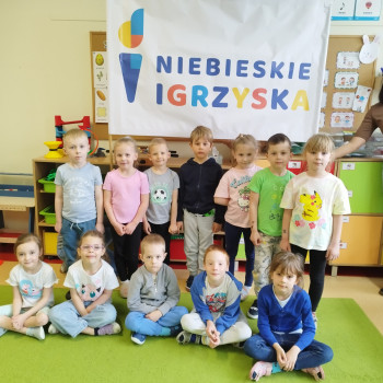 Dzieci podczas zabawy na sali