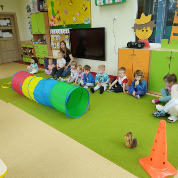 Dzieci podczas zabawy na sali