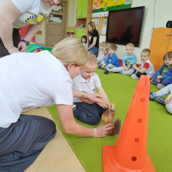 Dzieci podczas zabawy na sali