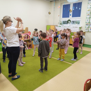 Dzieci podczas zabawy na zewnątrz