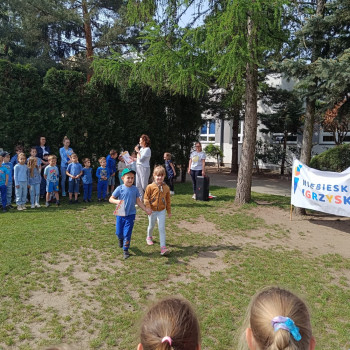 Dzieci podczas zabawy na zewnątrz