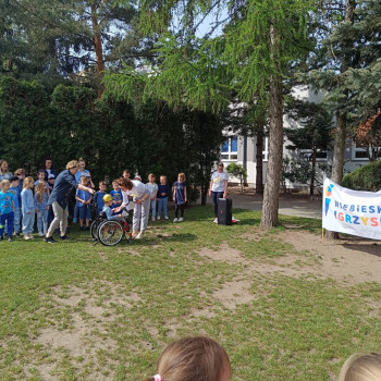 Dzieci podczas zabawy na zewnątrz