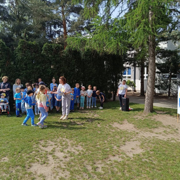 Dzieci podczas zabawy na zewnątrz