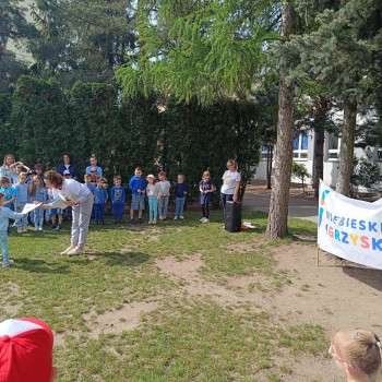 Dzieci podczas zabawy na zewnątrz