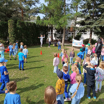 Dzieci podczas zabawy na zewnątrz