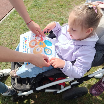 Dzieci podczas zabawy na zewnątrz