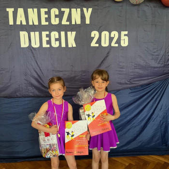 Grupa taneczna trzymająca dyplomy