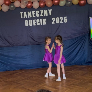 Dwójka tancerzy w fioletowych strojach podczas tańca
