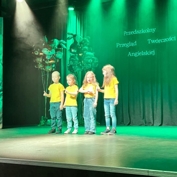 Grupa występujących na scenie 