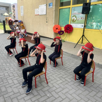 Festyn rodzinny- grupa dzieci podczas występu tanecznego