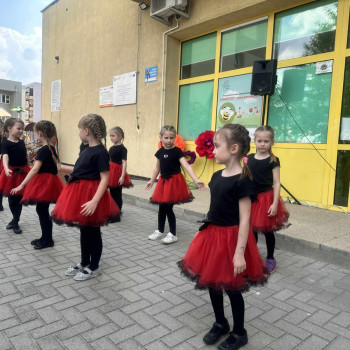 Festyn rodzinny- grupa dzieci podczas występu tanecznego