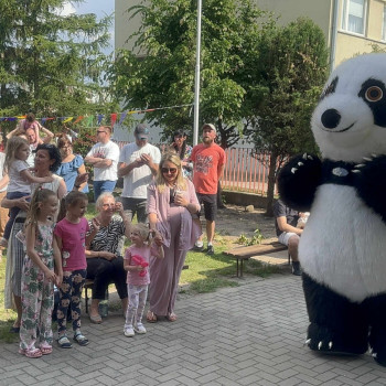 Festyn rodzinny- zdjęcie z misiem pandą