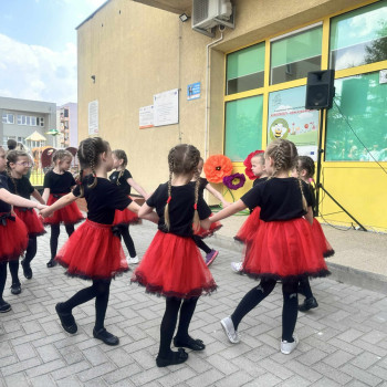 Festyn rodzinny- grupa dzieci podczas występu tanecznego