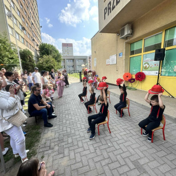 Festyn rodzinny- grupa dzieci podczas występu tanecznego
