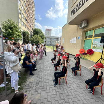 Festyn rodzinny- grupa dzieci podczas występu tanecznego