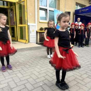 Festyn rodzinny- grupa dzieci podczas występu tanecznego