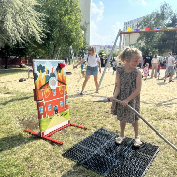 Festyn rodzinny- dzieci podczas zabawy sportowej