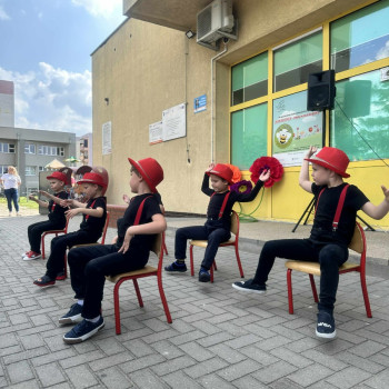 Festyn rodzinny- grupa dzieci podczas występu tanecznego